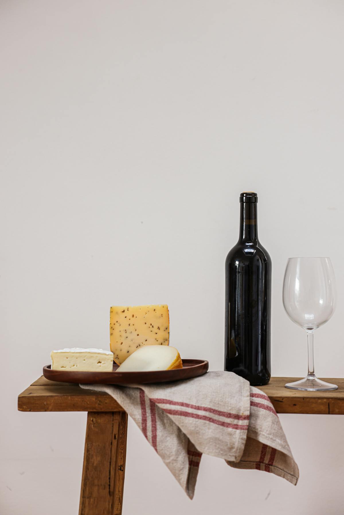 Wijnflessen met charcuterie en kaas